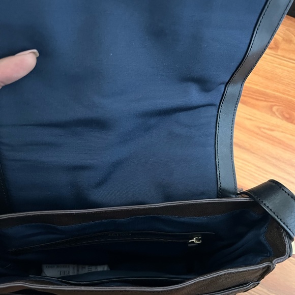 Cole Haan 2 tone leather messenger style crossbody/shoulder bag - Picture 4 of 4